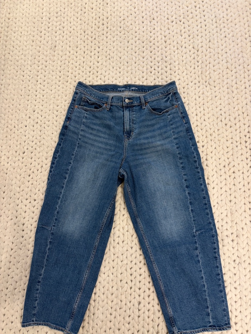 Old Navy High Rise Barrel Ankle Jeans in Medium Wash. Size 14